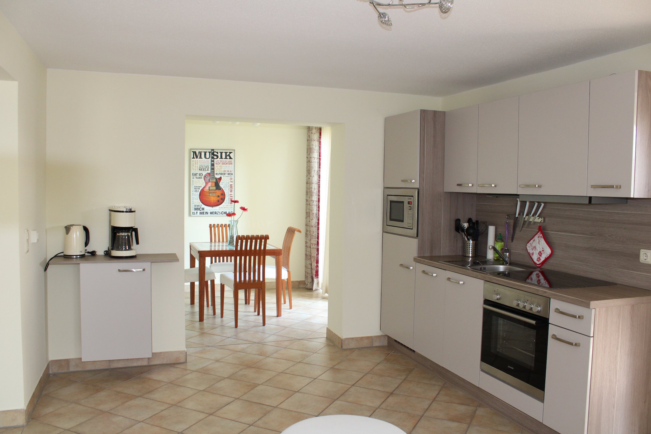 Küche mit Blick zum Esszimmer