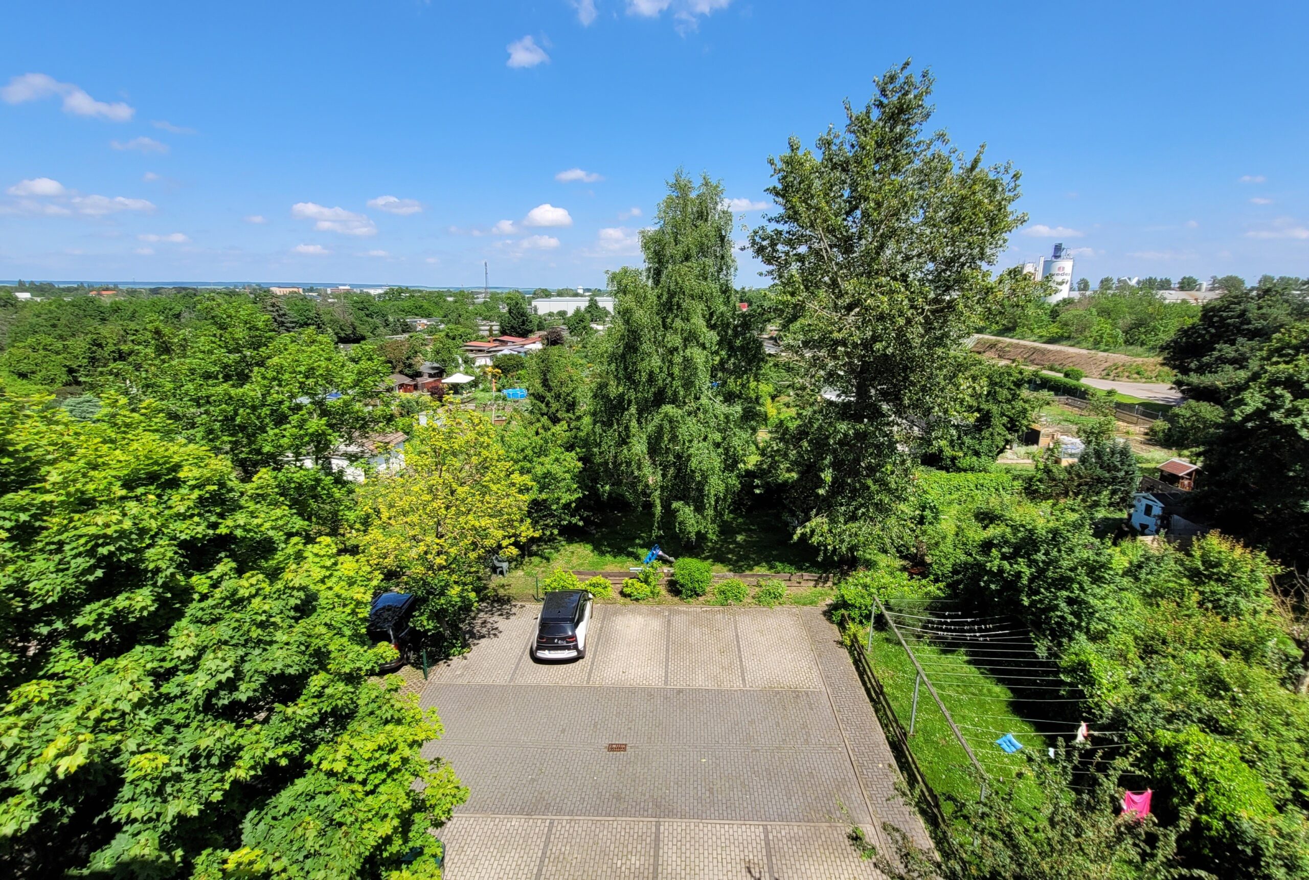 Stellplätze hinter dem Haus