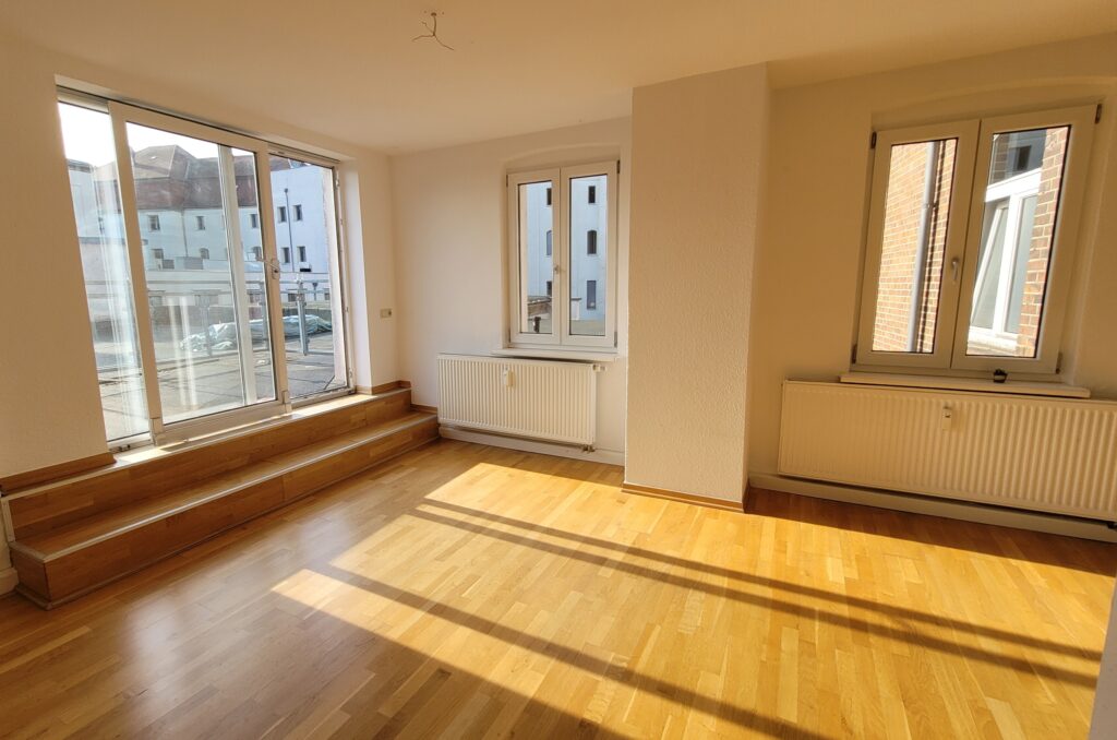 Wohnzimmer mit Zugang zur Dachterrasse