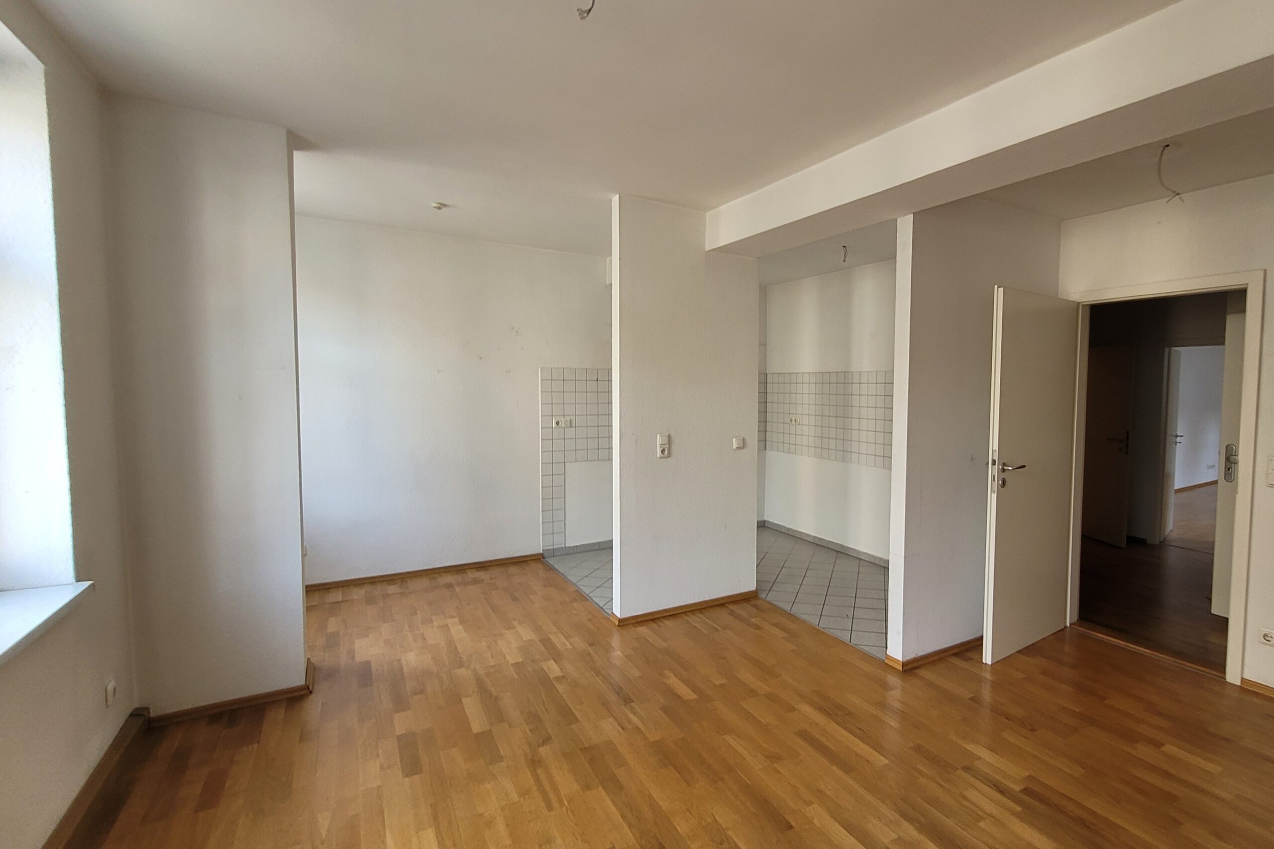 Wohnzimmer mit offener Küche