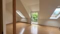Wohnzimmer mit Zugang zum Balkon