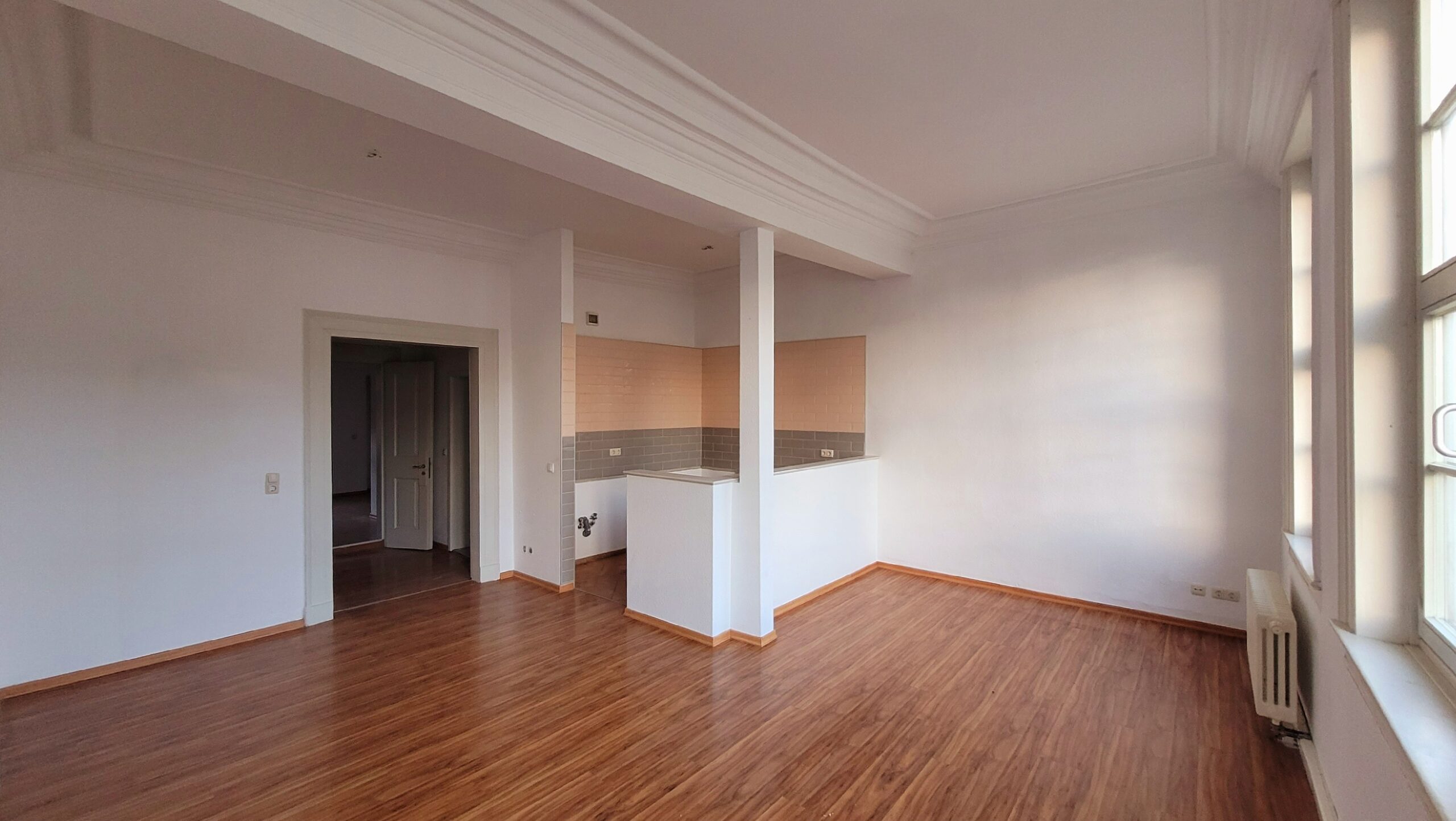 Ess-/Wohnzimmer mit offener Küche