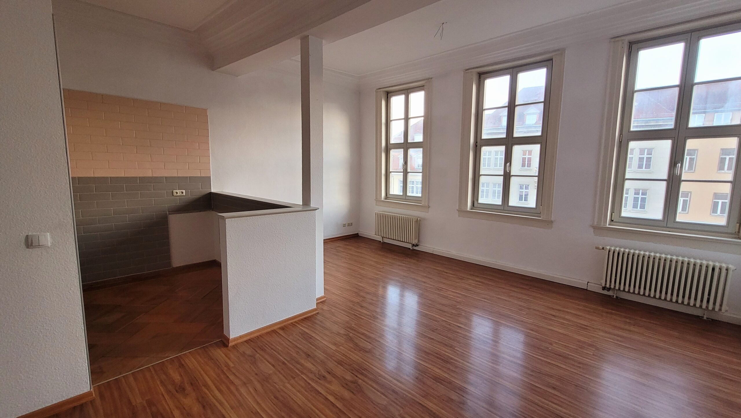 Ess-/Wohnzimmer mit offener Küche