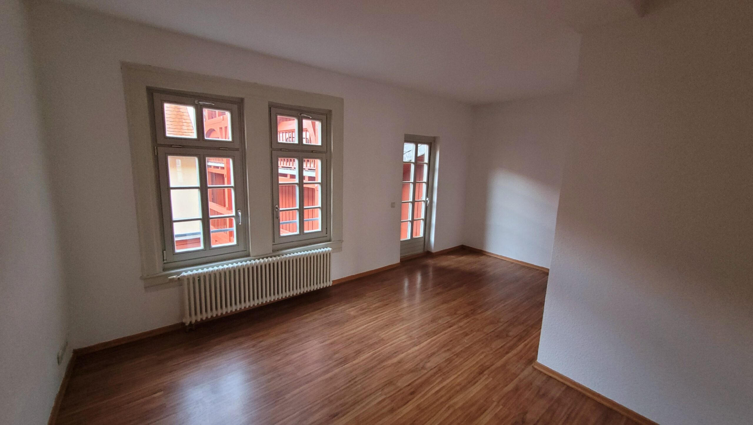 Schlafzimmer mit Zugang zum Balkon